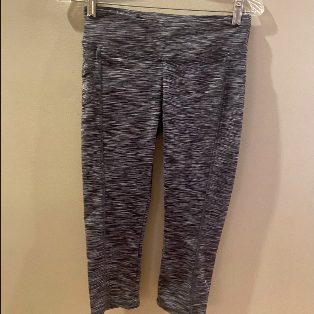 Danskin size small Capri leggings. Black & Gray {1172}